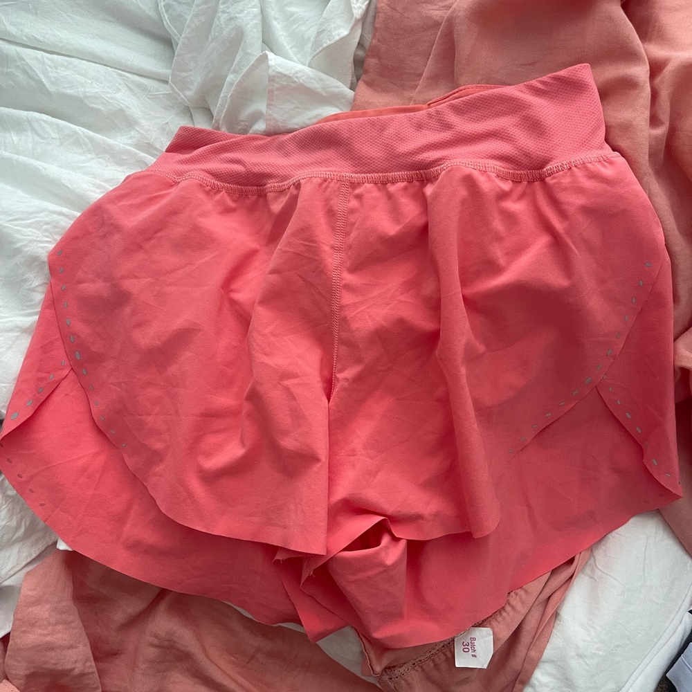 Lululemon Find Your Pace High Rise 3 inch Raspberry Cream Size 2